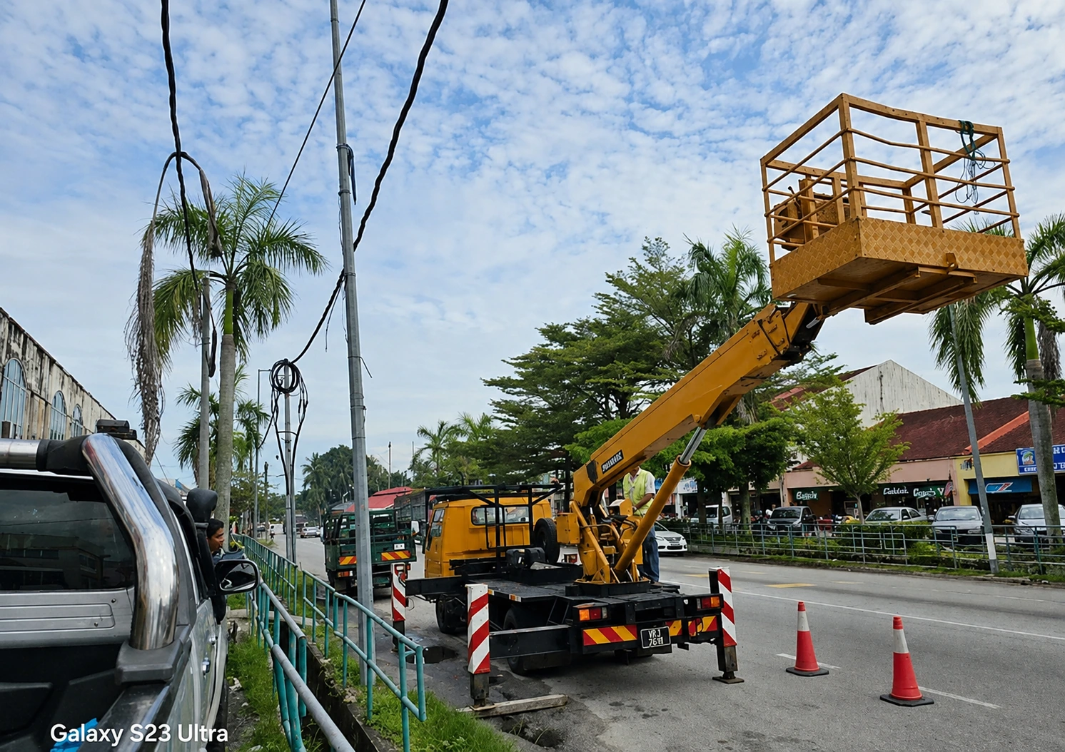 Foto lori pelantar untuk kerja penyelenggaraan lampu jalan