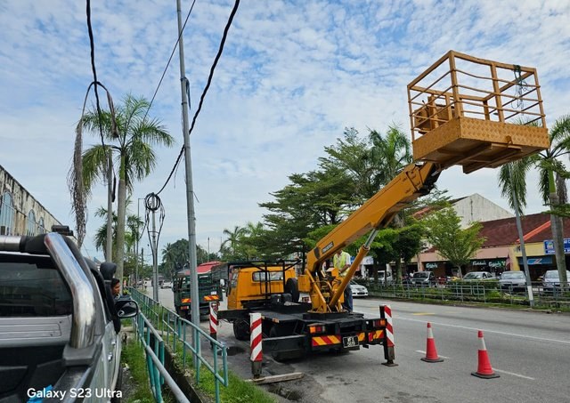 Kerja penyelenggaraan elektrik menggunakan lori pelantar oleh CMS Servis