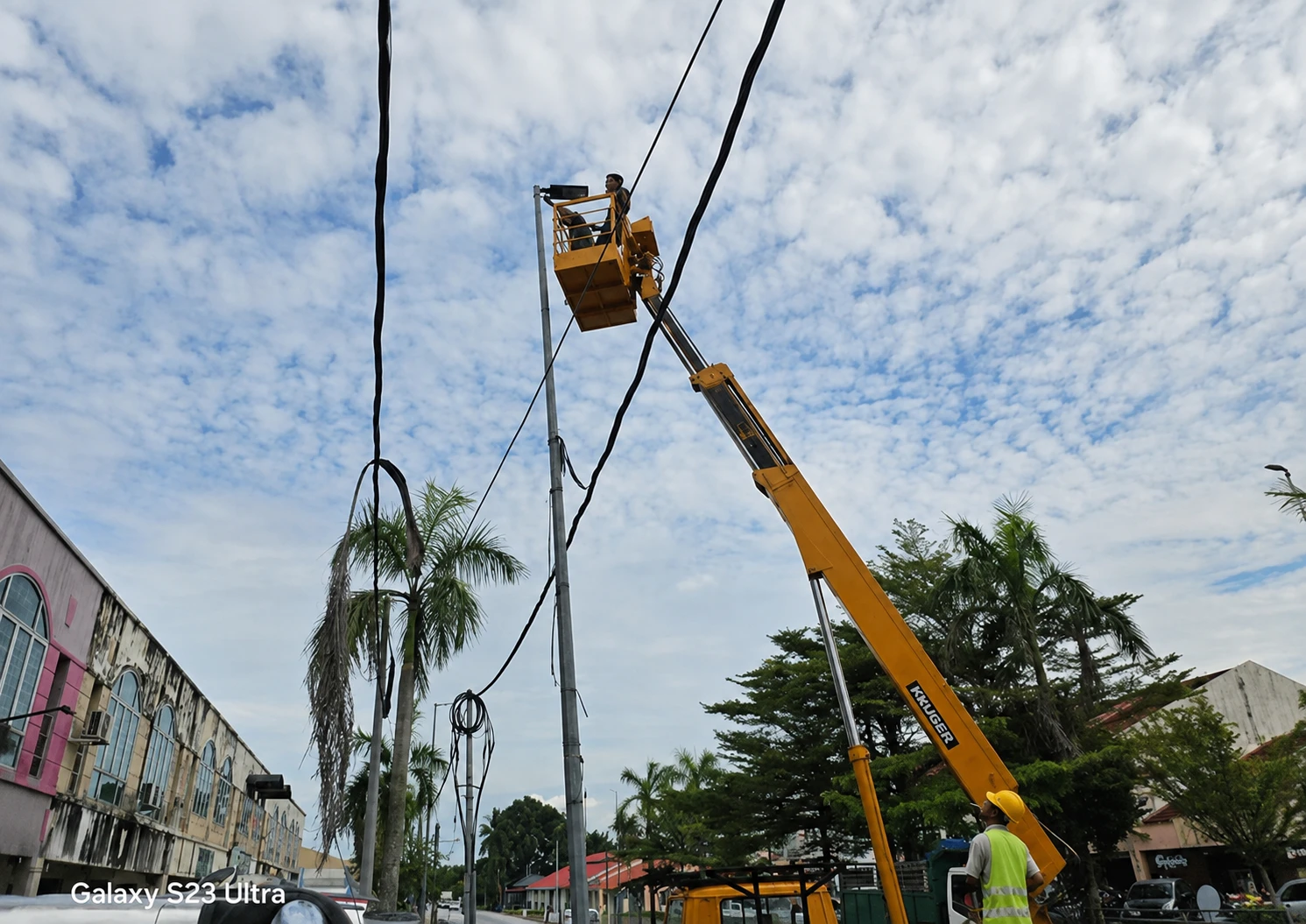 Kerja penyelenggaraan lampu jalan menggunakan lori pelantar