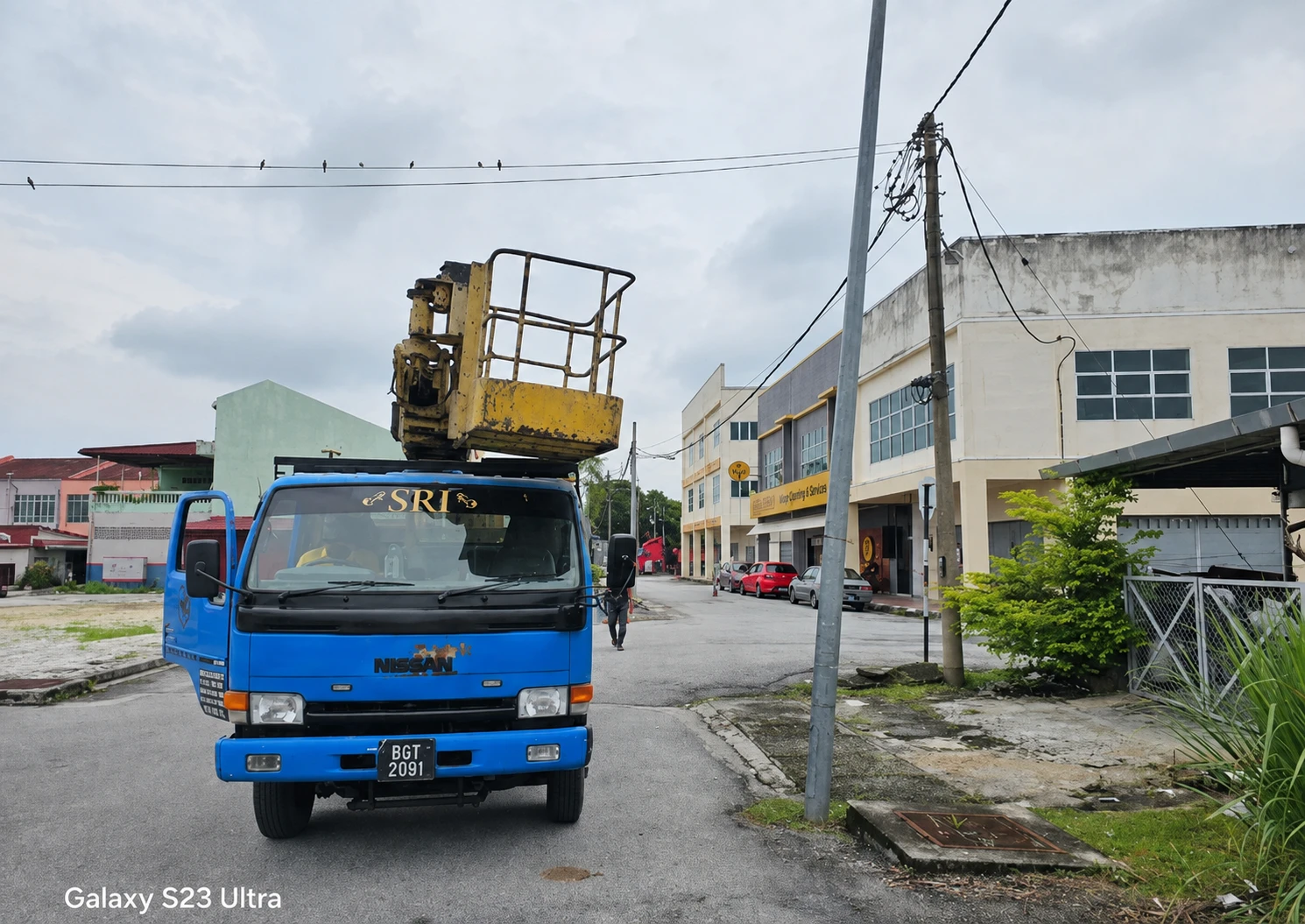 Lori pelantar CMS Servis di lokasi kerja lampu jalan