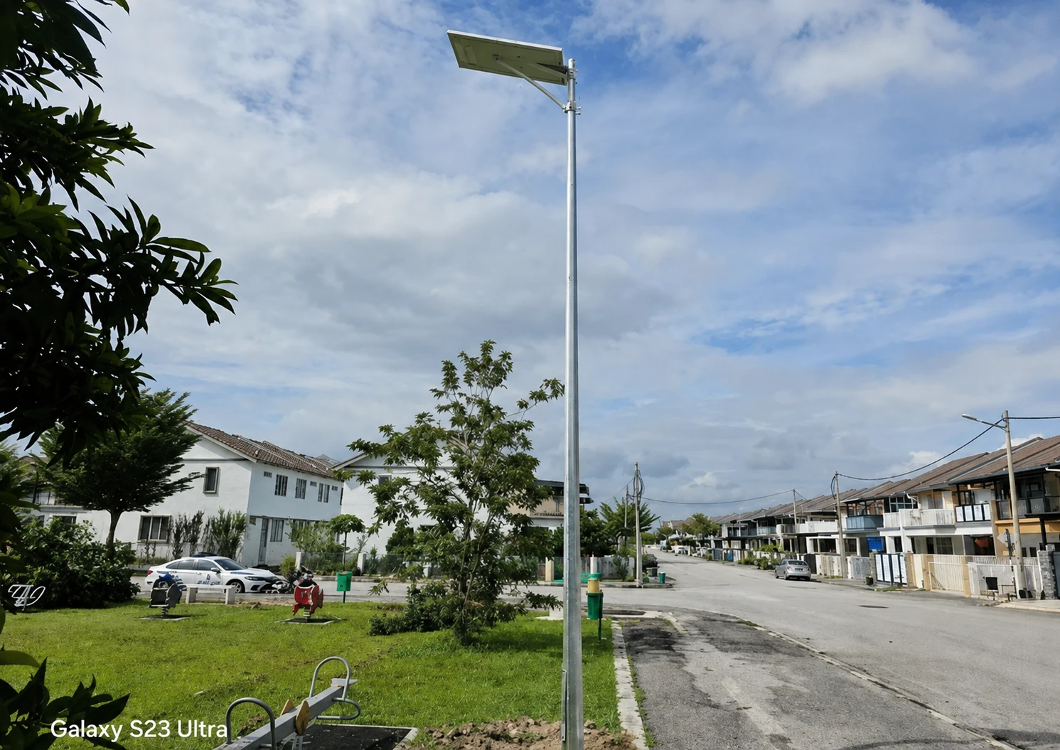 Tiang lampu jalan solar siap dipasang di kawasan perumahan