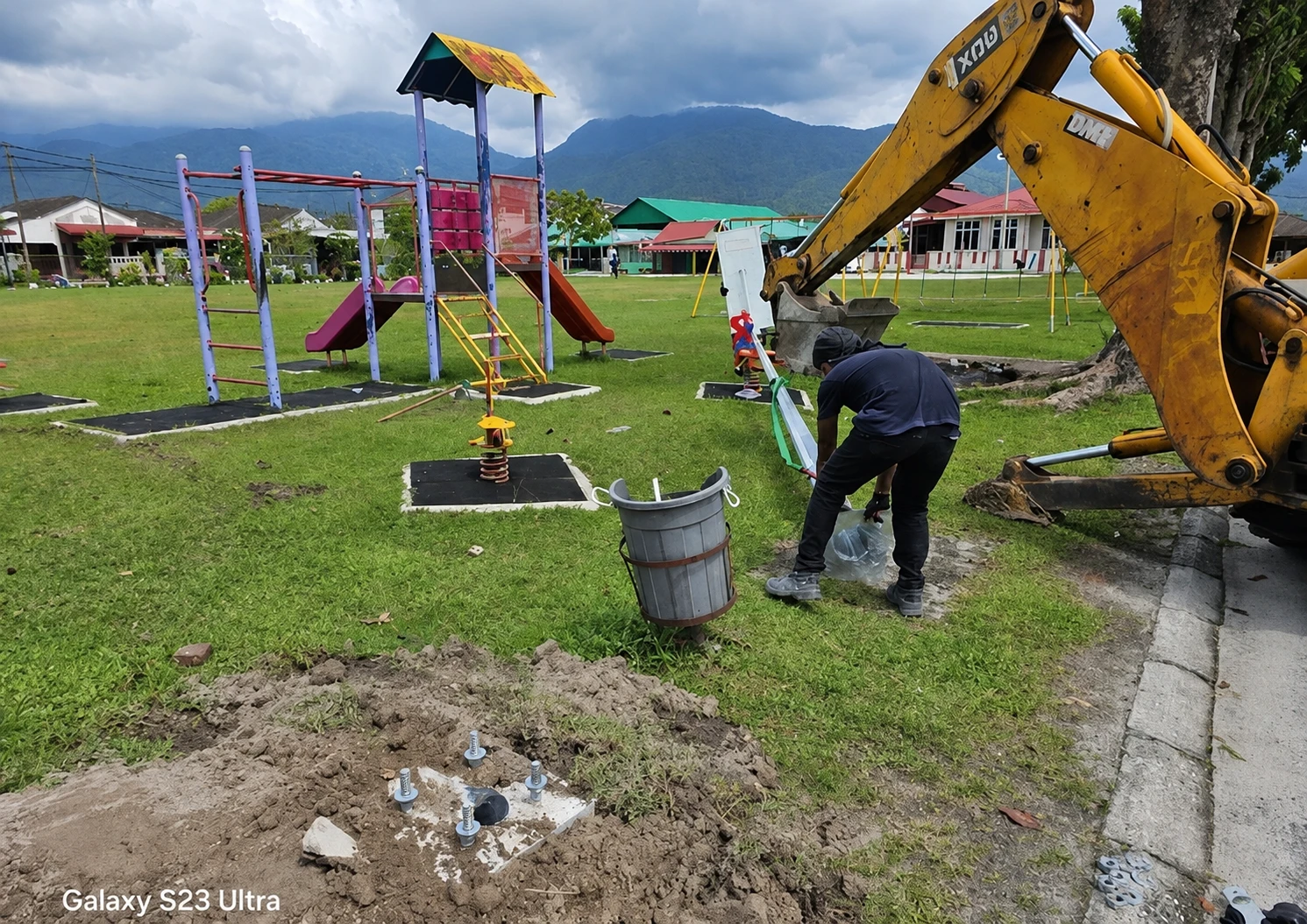 Kerja pemasangan tapak tiang lampu solar di taman permainan