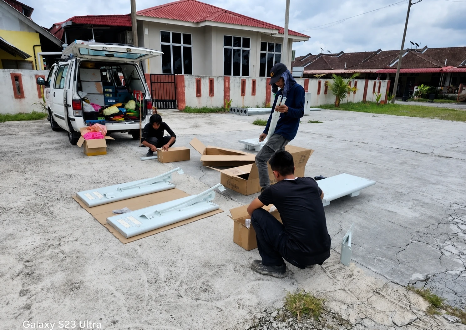 Pemasangan komponen lampu solar di tapak projek