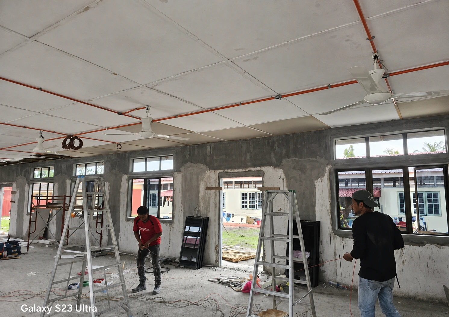 Pemasangan konduit dan pendawaian siling