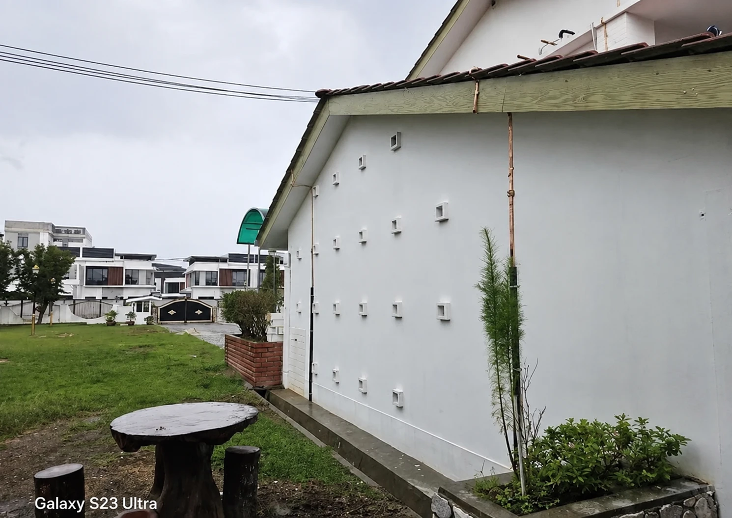 Pemasangan jalur perangkap kilat pada dinding bangunan