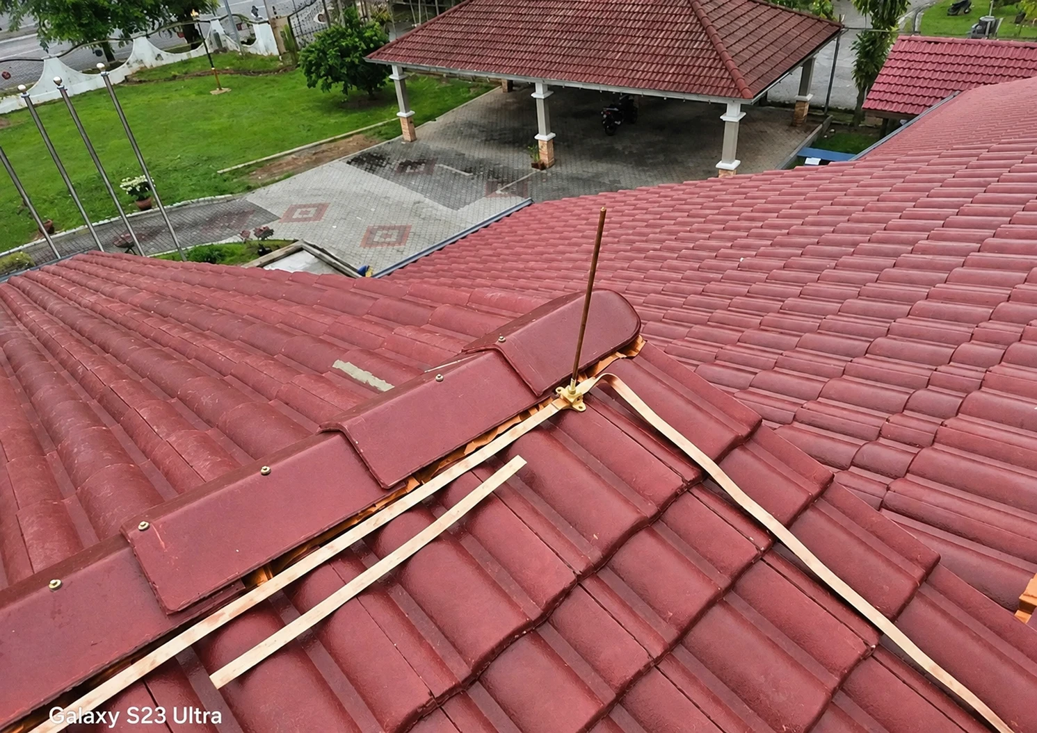 Jalur kuprum perangkap kilat dipasang di atas bumbung genting